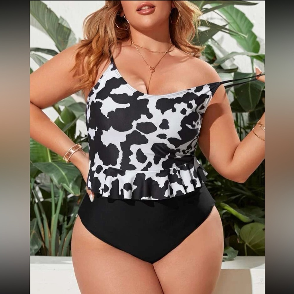 SHEIN Plus Cow Pattern Ruffle Hem One Piece Swimsuit